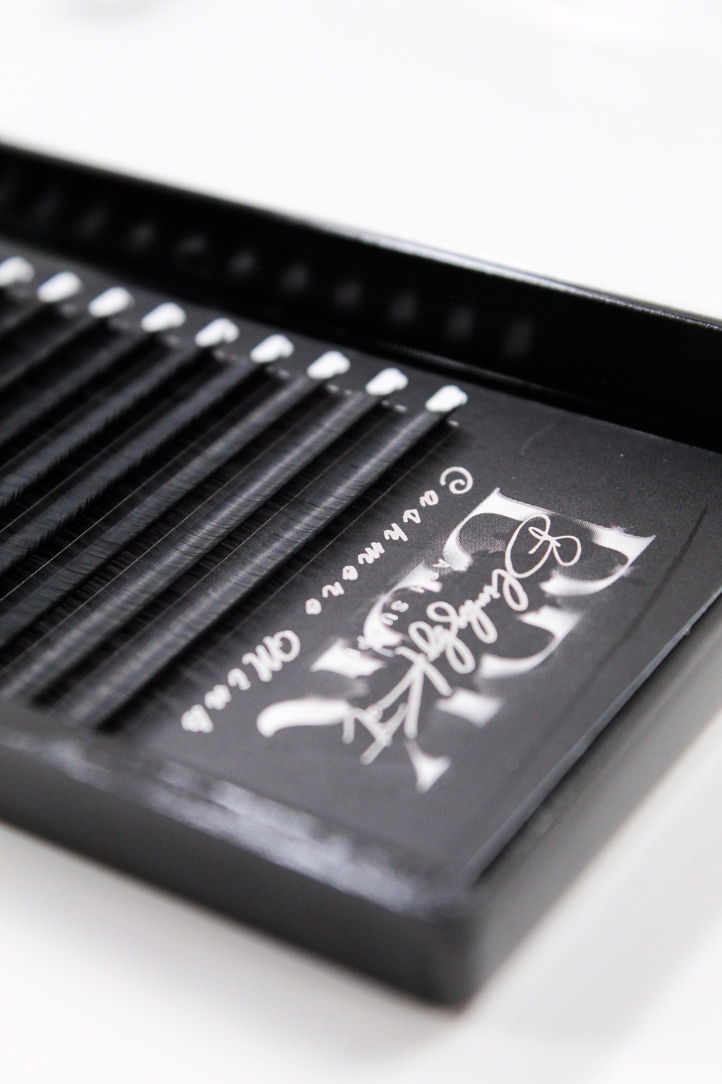 BOTTOMS UP LASH TRAY